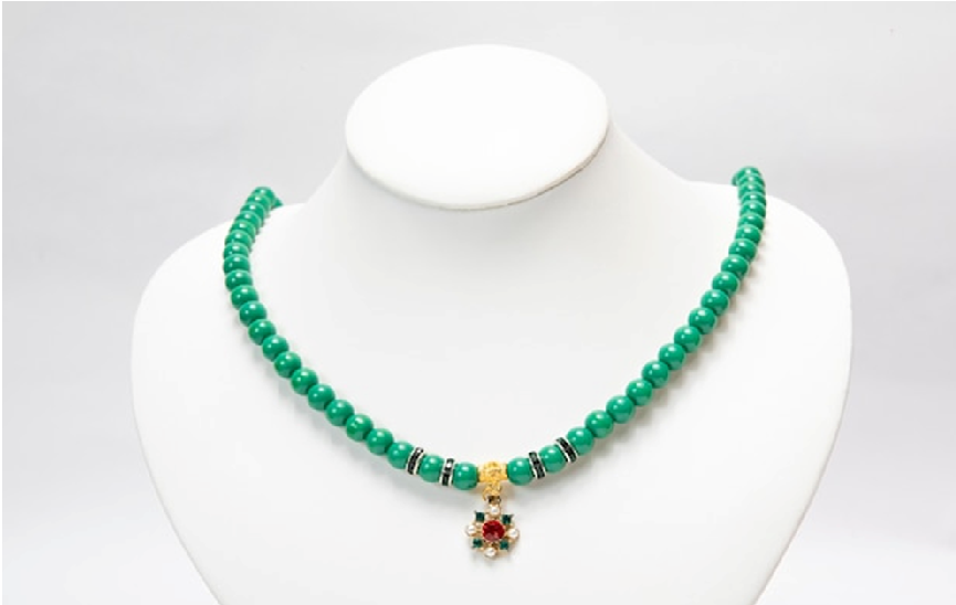 Know how to match emerald necklaces with different occasions